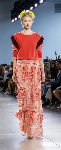 New York, Ny, Amerika Birleşik Devletleri - 12 Eylül 2018: Bahar Studios, Manhattan New York moda haftası sırasında Marcel Ostertag ilkbahar/yaz 2019 toplama sunmak için bir model yürür pist