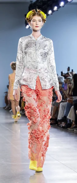 New York, Ny, Amerika Birleşik Devletleri - 12 Eylül 2018: Bahar Studios, Manhattan New York moda haftası sırasında Marcel Ostertag ilkbahar/yaz 2019 toplama sunmak için bir model yürür pist