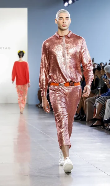 ニューヨーク ニューヨーク アメリカ合衆国 2018 春のスタジオ マンハッタンにニューヨーク ファッション ウィーク中にマルセル オスタータグ春 2019年コレクションを提示するモデル散歩滑走 — ストック写真