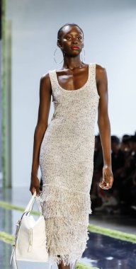 New York, ABD - 7 Eylül 2018: Cushnie ilkbahar/yaz 2019 koleksiyonu bahar Studios, Manhattan, New York moda sırasında temsil etmek için bir model yürür pist