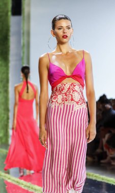 New York, ABD - 7 Eylül 2018: Cushnie ilkbahar/yaz 2019 koleksiyonu bahar Studios, Manhattan, New York moda sırasında temsil etmek için bir model yürür pist