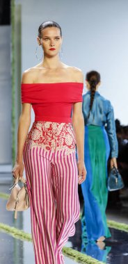 New York, ABD - 7 Eylül 2018: Cushnie ilkbahar/yaz 2019 koleksiyonu bahar Studios, Manhattan, New York moda sırasında temsil etmek için bir model yürür pist