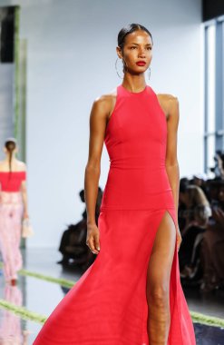 New York, ABD - 7 Eylül 2018: Cushnie ilkbahar/yaz 2019 koleksiyonu bahar Studios, Manhattan, New York moda sırasında temsil etmek için bir model yürür pist