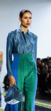 New York, ABD - 7 Eylül 2018: Cushnie ilkbahar/yaz 2019 koleksiyonu bahar Studios, Manhattan, New York moda sırasında temsil etmek için bir model yürür pist