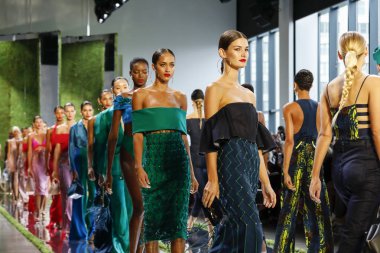 New York, ABD - 7 Eylül 2018: Modelleri yürüyüş pist Cushnie ilkbahar/yaz 2019 pist gösterisi sırasında bahar Studios, Manhattan, New York moda için