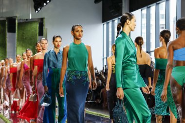 New York, ABD - 7 Eylül 2018: Modelleri yürüyüş pist Cushnie ilkbahar/yaz 2019 pist gösterisi sırasında bahar Studios, Manhattan, New York moda için