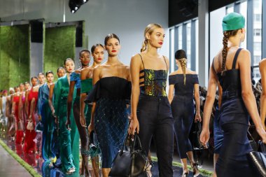 New York, ABD - 7 Eylül 2018: Modelleri yürüyüş pist Cushnie ilkbahar/yaz 2019 pist gösterisi sırasında bahar Studios, Manhattan, New York moda için