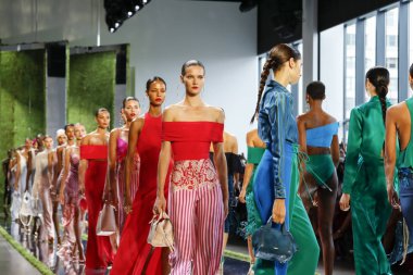 New York, ABD - 7 Eylül 2018: Modelleri yürüyüş pist Cushnie ilkbahar/yaz 2019 pist gösterisi sırasında bahar Studios, Manhattan, New York moda için