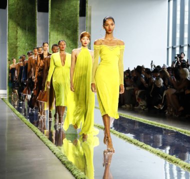 New York, ABD - 7 Eylül 2018: Modelleri yürüyüş pist Cushnie ilkbahar/yaz 2019 pist gösterisi sırasında bahar Studios, Manhattan, New York moda için