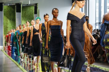 New York, ABD - 7 Eylül 2018: Modelleri yürüyüş pist Cushnie ilkbahar/yaz 2019 pist gösterisi sırasında bahar Studios, Manhattan, New York moda için