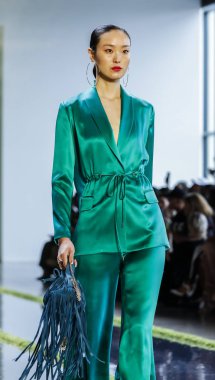 New York, ABD - 7 Eylül 2018: Cushnie ilkbahar/yaz 2019 koleksiyonu bahar Studios, Manhattan, New York moda sırasında temsil etmek için bir model yürür pist