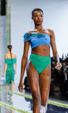 New York, ABD - 7 Eylül 2018: Cushnie ilkbahar/yaz 2019 koleksiyonu bahar Studios, Manhattan, New York moda sırasında temsil etmek için bir model yürür pist