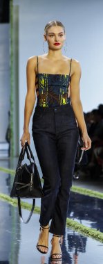 New York, ABD - 7 Eylül 2018: Cushnie ilkbahar/yaz 2019 koleksiyonu bahar Studios, Manhattan, New York moda sırasında temsil etmek için bir model yürür pist