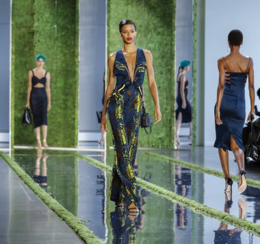 New York, ABD - 7 Eylül 2018: Cushnie ilkbahar/yaz 2019 koleksiyonu bahar Studios, Manhattan, New York moda sırasında temsil etmek için bir model yürür pist