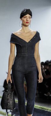 New York, ABD - 7 Eylül 2018: Cushnie ilkbahar/yaz 2019 koleksiyonu bahar Studios, Manhattan, New York moda sırasında temsil etmek için bir model yürür pist