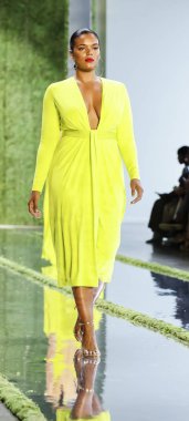 New York, ABD - 7 Eylül 2018: Cushnie ilkbahar/yaz 2019 koleksiyonu bahar Studios, Manhattan, New York moda sırasında temsil etmek için bir model yürür pist