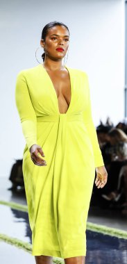 New York, ABD - 7 Eylül 2018: Cushnie ilkbahar/yaz 2019 koleksiyonu bahar Studios, Manhattan, New York moda sırasında temsil etmek için bir model yürür pist