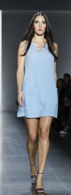 New York, ABD - 11 Eylül 2018: Bahar Studios, Manhattan New York moda haftası sırasında Dan Liu ilkbahar/yaz 2019 toplama sunmak için bir model yürür pist