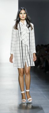 New York, ABD - 11 Eylül 2018: Bahar Studios, Manhattan New York moda haftası sırasında Dan Liu ilkbahar/yaz 2019 toplama sunmak için bir model yürür pist