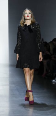 New York, ABD - 11 Eylül 2018: Bahar Studios, Manhattan New York moda haftası sırasında Dan Liu ilkbahar/yaz 2019 toplama sunmak için bir model yürür pist