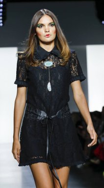 New York, ABD - 11 Eylül 2018: Bahar Studios, Manhattan New York moda haftası sırasında Dan Liu ilkbahar/yaz 2019 toplama sunmak için bir model yürür pist