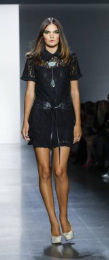 New York, ABD - 11 Eylül 2018: Bahar Studios, Manhattan New York moda haftası sırasında Dan Liu ilkbahar/yaz 2019 toplama sunmak için bir model yürür pist