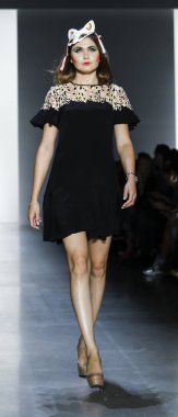 New York, ABD - 11 Eylül 2018: Bahar Studios, Manhattan New York moda haftası sırasında Dan Liu ilkbahar/yaz 2019 toplama sunmak için bir model yürür pist