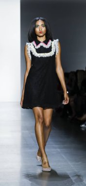 New York, ABD - 11 Eylül 2018: Bahar Studios, Manhattan New York moda haftası sırasında Dan Liu ilkbahar/yaz 2019 toplama sunmak için bir model yürür pist