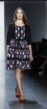 New York, ABD - 11 Eylül 2018: Bahar Studios, Manhattan New York moda haftası sırasında Dan Liu ilkbahar/yaz 2019 toplama sunmak için bir model yürür pist