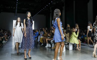 New York, ABD - 11 Eylül 2018: Modelleri yürüyüş pist için bahar Studios, Manhattan, New York moda haftası sırasında mevcut 2019 Dan Liu İlkbahar/Yaz koleksiyonu