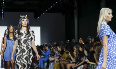 New York, ABD - 11 Eylül 2018: Modelleri yürüyüş pist için bahar Studios, Manhattan, New York moda haftası sırasında mevcut 2019 Dan Liu İlkbahar/Yaz koleksiyonu