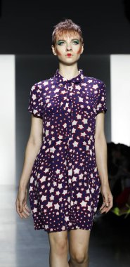 New York, ABD - 11 Eylül 2018: Bahar Studios, Manhattan New York moda haftası sırasında Dan Liu ilkbahar/yaz 2019 toplama sunmak için bir model yürür pist