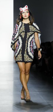 New York, ABD - 11 Eylül 2018: Bahar Studios, Manhattan New York moda haftası sırasında Dan Liu ilkbahar/yaz 2019 toplama sunmak için bir model yürür pist