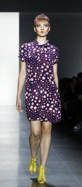 New York, ABD - 11 Eylül 2018: Bahar Studios, Manhattan New York moda haftası sırasında Dan Liu ilkbahar/yaz 2019 toplama sunmak için bir model yürür pist