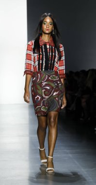 New York, ABD - 11 Eylül 2018: Bahar Studios, Manhattan New York moda haftası sırasında Dan Liu ilkbahar/yaz 2019 toplama sunmak için bir model yürür pist