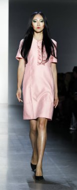 New York, ABD - 11 Eylül 2018: Bahar Studios, Manhattan New York moda haftası sırasında Dan Liu ilkbahar/yaz 2019 toplama sunmak için bir model yürür pist