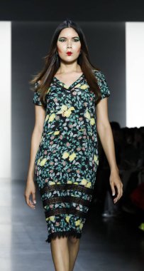 New York, ABD - 11 Eylül 2018: Bahar Studios, Manhattan New York moda haftası sırasında Dan Liu ilkbahar/yaz 2019 toplama sunmak için bir model yürür pist