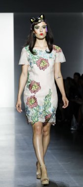 New York, ABD - 11 Eylül 2018: Bahar Studios, Manhattan New York moda haftası sırasında Dan Liu ilkbahar/yaz 2019 toplama sunmak için bir model yürür pist