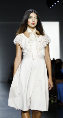 New York, ABD - 11 Eylül 2018: Bahar Studios, Manhattan New York moda haftası sırasında Dan Liu ilkbahar/yaz 2019 toplama sunmak için bir model yürür pist