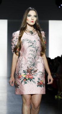 New York, ABD - 11 Eylül 2018: Bahar Studios, Manhattan New York moda haftası sırasında Dan Liu ilkbahar/yaz 2019 toplama sunmak için bir model yürür pist