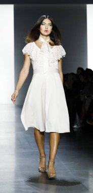 New York, ABD - 11 Eylül 2018: Bahar Studios, Manhattan New York moda haftası sırasında Dan Liu ilkbahar/yaz 2019 toplama sunmak için bir model yürür pist