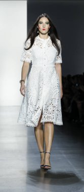 New York, ABD - 11 Eylül 2018: Bahar Studios, Manhattan New York moda haftası sırasında Dan Liu ilkbahar/yaz 2019 toplama sunmak için bir model yürür pist