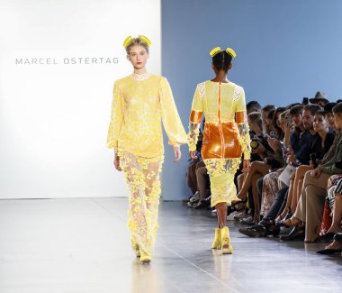 New York, ABD - 12 Eylül 2018: Bahar Studios, Manhattan New York moda haftası sırasında Marcel Ostertag ilkbahar/yaz 2019 toplama sunmak için bir model yürür pist