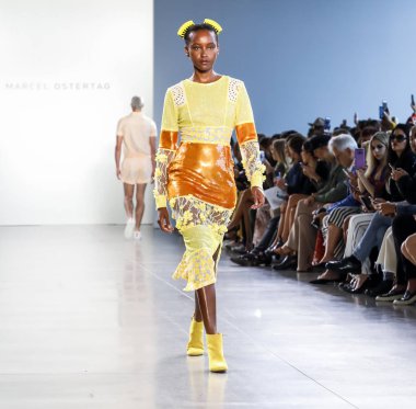 New York, ABD - 12 Eylül 2018: Bahar Studios, Manhattan New York moda haftası sırasında Marcel Ostertag ilkbahar/yaz 2019 toplama sunmak için bir model yürür pist
