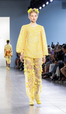 New York, ABD - 12 Eylül 2018: Bahar Studios, Manhattan New York moda haftası sırasında Marcel Ostertag ilkbahar/yaz 2019 toplama sunmak için bir model yürür pist