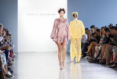 New York, ABD - 12 Eylül 2018: Bahar Studios, Manhattan New York moda haftası sırasında Marcel Ostertag ilkbahar/yaz 2019 toplama sunmak için bir model yürür pist