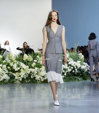 New York, ABD - 12 Eylül 2018: Bahar Studios, Manhattan New York moda haftası sırasında Calvin Luo ilkbahar/yaz 2019 toplama sunmak için bir model yürür pist