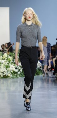 New York, ABD - 12 Eylül 2018: Bahar Studios, Manhattan New York moda haftası sırasında Calvin Luo ilkbahar/yaz 2019 toplama sunmak için bir model yürür pist