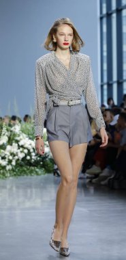 New York, ABD - 12 Eylül 2018: Bahar Studios, Manhattan New York moda haftası sırasında Calvin Luo ilkbahar/yaz 2019 toplama sunmak için bir model yürür pist