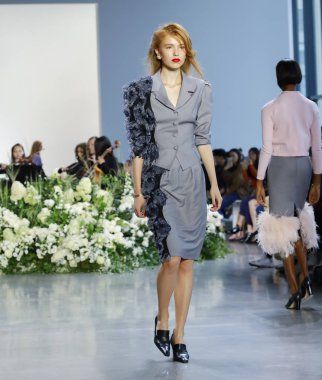 New York, ABD - 12 Eylül 2018: Bahar Studios, Manhattan New York moda haftası sırasında Calvin Luo ilkbahar/yaz 2019 toplama sunmak için bir model yürür pist